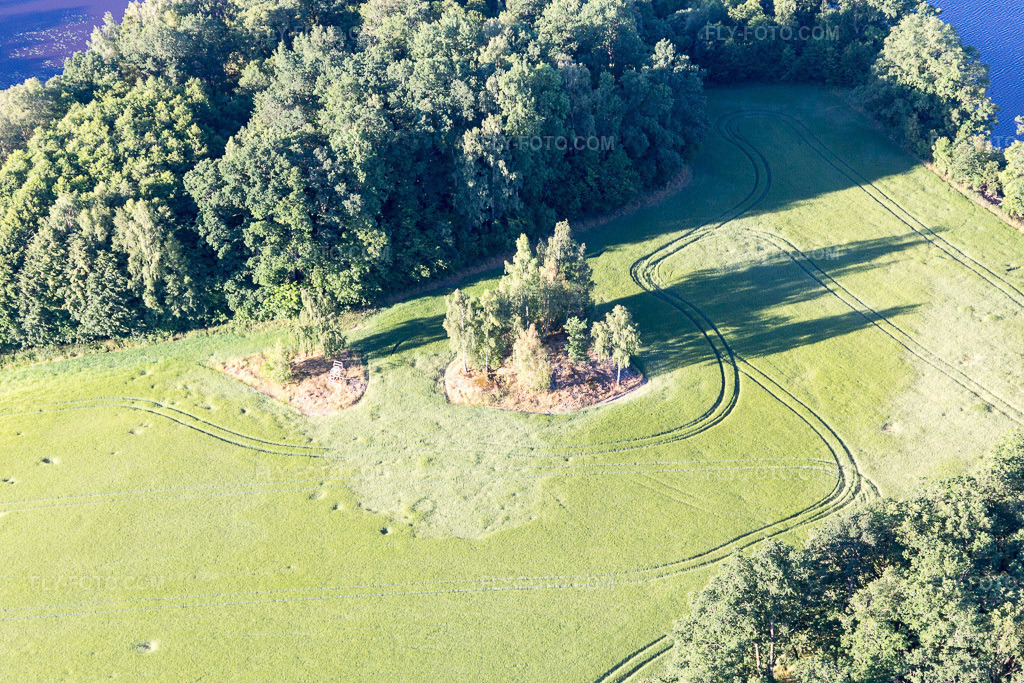 Aerial view: View of the town in Skäggalösa in the state Kronoberg, Sweden. – Photo: IMG_108319.jpg taken on 06/30/2018 by Werner Riehm/FLY-FOTO.com – Resolution of the original: 5472 x 3648 px