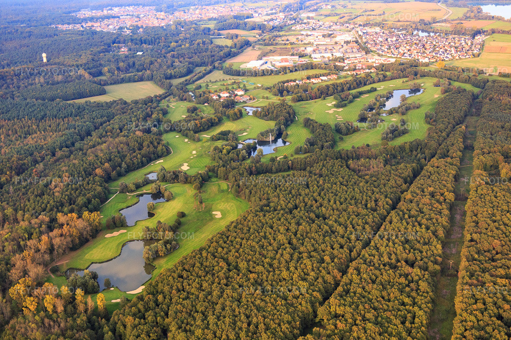 Aerial view: Golf course of the Baden-Baden Golf Club Soufflenheim in Soufflenheim in the state Bas-Rhin, France. – Photo: IMG_074323.jpg taken on 10/04/2014 by Werner Riehm/FLY-FOTO.com – Resolution of the original: 5472 x 3648 px – Golf International Soufflenheim Baden-Baden
