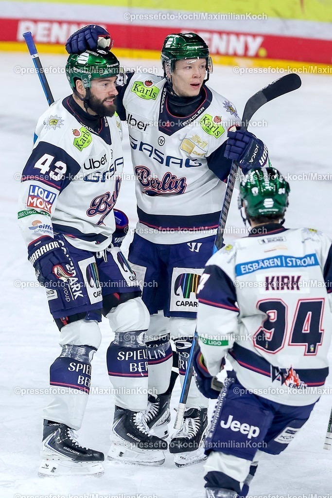 KEC20042601013 | 20.04.2026, Eishockey, DEL Halbfinale Play-Offs, Kölner Haie - Eisbären Berlin, Spiel 6, Lanxess-Arena Köln: Torjubel nach dem Tor zum 1:0 durch Torschütze Jonas Müller (Eisbären Berlin #18)  zusammen mit  Andreas Eder (Eisbären Berlin #43) Liam Kirk (Eisbären Berlin #94) 