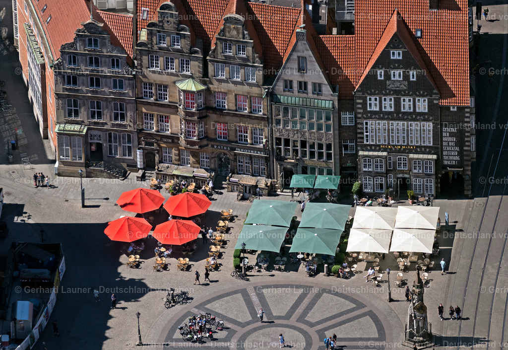 4029789 | BREMEN 01.06.2020 Tische und Sitzbänke der Freiluft- Gaststätten an der Straße Am Markt im Ortsteil Altstadt in Bremen, Deutschland. // Tables and benches of open-air restaurants on street Am Markt in the district Altstadt in Bremen, Germany. Foto: Gerhard Launer