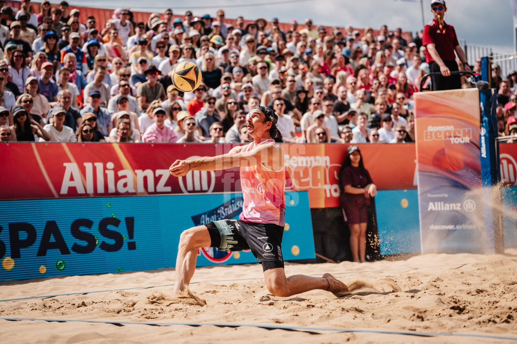 Beachvolleyball | Männer | Allianz German Beach Tour 2025 | Tourstop Düsseldorf | 17.05.2025 | Jannik Kühlborn spielt den Ball