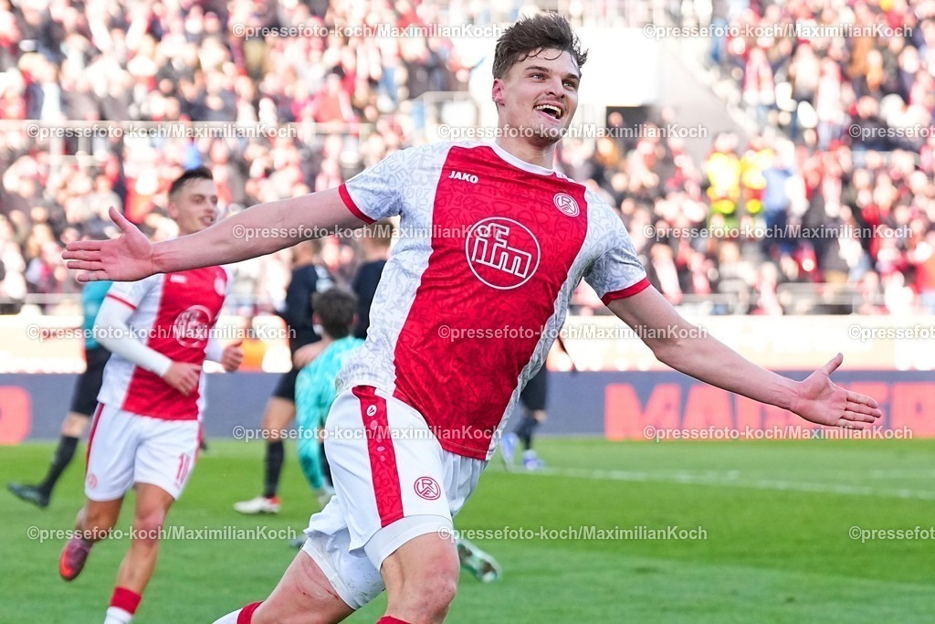 xYDRx24012601045a | 24.01.2026, xydrx, Fußball, 3.Liga, Rot-Weiss Essen - TSV Havelse, Saison 2025 2026, Stadion an der Hafenstraße: Torjubel nach dem Tor zum 2:0 für Rot-Weiss Essen durch Torschütze Marek Janssen (Rot-Weiss Essen #20)     DFB regulations prohibit any use of photographs as image sequences and or quasi-video. Photo: xYannisxDreimannxPressefotoKochx