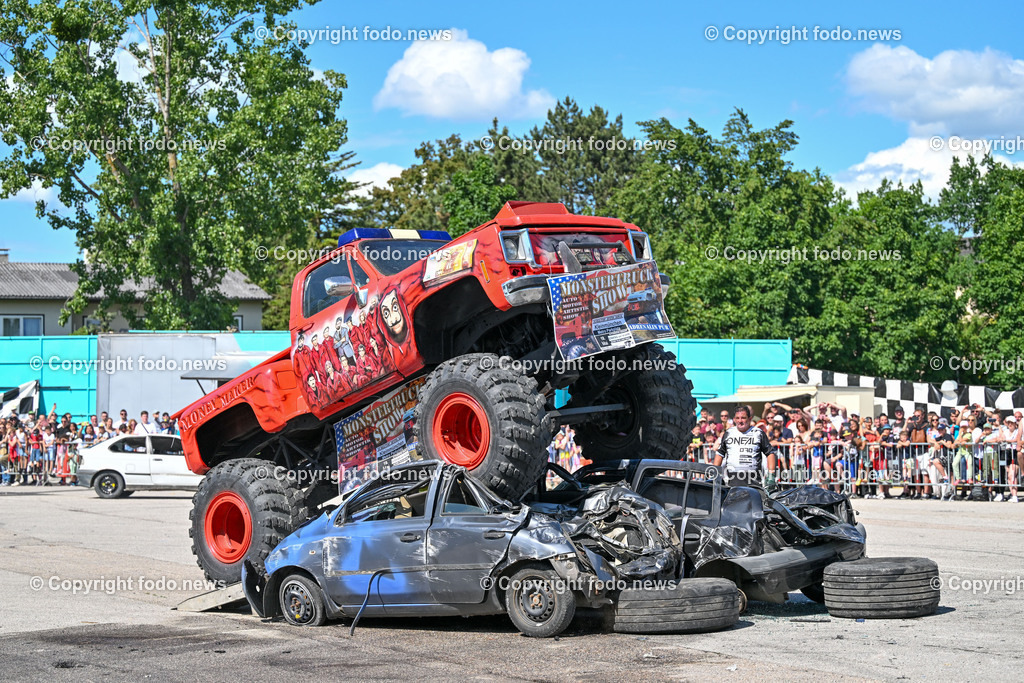 Linz_ Autostunt_ Monstertruck_ Show_ 20.05.2024-52 | 20.05.2024, Linz, AUT, Stuntshow, im Bild Linz, Autostunt, Monstertruck, Show, Schrottauto, Stuntman, Motor, Artistik, Ueberschlag, Feuershow, Zuschauer