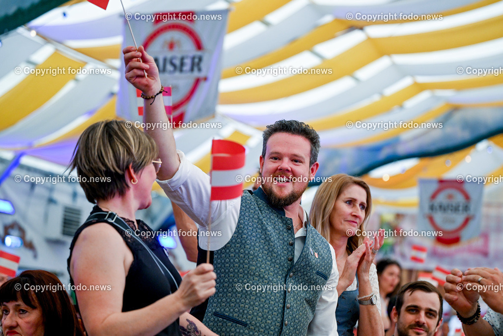 Urfahraner Jahrmarkt_ 1.Mai Kundgebung FPOE_ 01.05.2025-42 | 01.05.2025, Urfahraner Jahrmarkt, AUT, 1.Mai Kundgebung FPOE, im Bild Besucher im Bierzelt der 1.Mai Kundgebung FPOE
