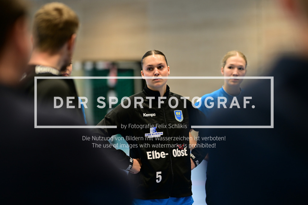 Handball I Frauen I Saison 2025-2026 I 1. HBF I Buxtehuder SV I Trainervorstellung I 49335 | Vorstellung des neuen Trainers beim Buxtehuder SV, Team Buxtehude: Cheftrainer Nicolaj Andersson, Nicolaj Bredekjaer Andersson, Name: Andersson, Nicolaj Bredekjaer, Alter: 37, Nationalität: Dänemark, DäneHier zu sehen: Maj Nielsen (5, Buxtehuder Sportverein) - Realisiert mit Pictrs.com