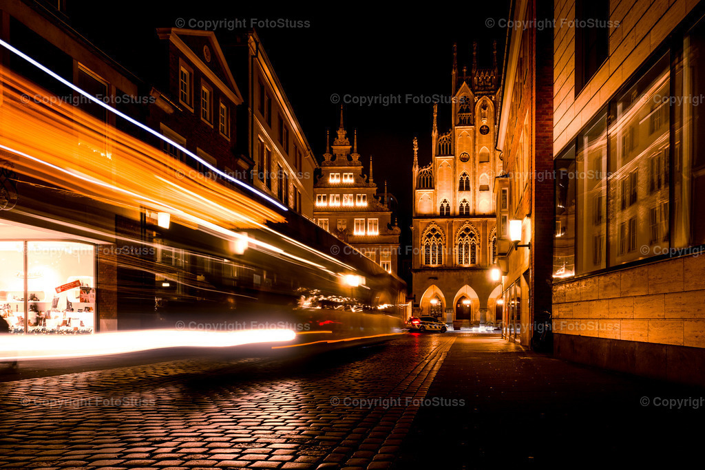Fahrender Bus in der Altstadt von Münster | Fahrender Bus in der Altstadt von Münster Westfalen bei Nacht. - Realisiert mit Pictrs.com