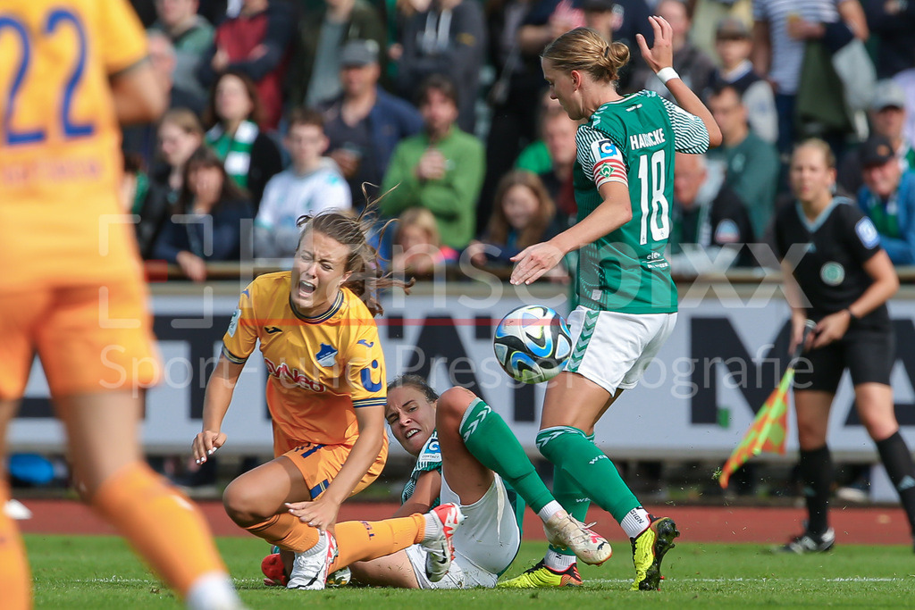 Fussball, Google Pixel Frauen-Bundesliga, SV Werder Bremen - TSG 1899 Hoffenheim | v.li.: Mara Alber (TSG 1899 Hoffenheim, 11), Hanna Nemeth (SV Werder Bremen, 23) und Lina Hausicke (SV Werder Bremen, 18) im Zweikampf, Duell, Dynamik, Aktion, Action, Spielszene, DIE DFB-RICHTLINIEN UNTERSAGEN JEGLICHE NUTZUNG VON FOTOS ALS SEQUENZBILDER UND/ODER VIDEOÄHNLICHE FOTOSTRECKEN. DFB REGULATIONS PROHIBIT ANY USE OF PHOTOGRAPHS AS IMAGE SEQUENCES AND/OR QUASI-VIDEO.
