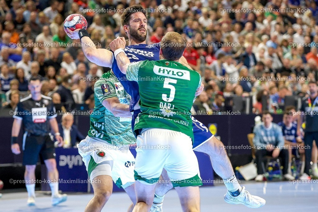 xSSCx18042601008 | 18.04.2026, xsscx, Handball, DHB-Pokal Lidl Final4, TBV Lemgo-Lippe - Füchse Berlin, Saison 2025 / 2026 Herren, Lanxess Arena: Tim Suton (TBV Lemgo Lippe #23) im Zweikampf gegen Max Darij (Füchse Berlin #05) Photo: xSandraxScherningxPressefotoKochx