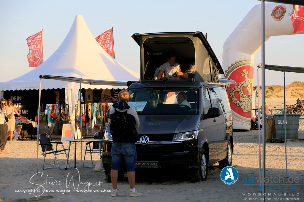 St.Peter-Ording Strand - Volkswagen VW T6 | Entdecken Sie atemberaubende Luftbilder und Fotografien auf airwatch.de - Tauchen Sie ein in eine Welt voller faszinierender Aufnahmen aus der Vogelperspektive.