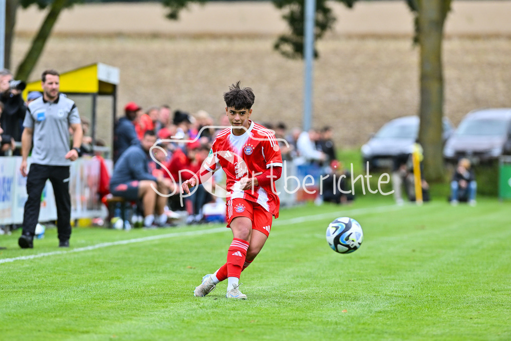 SSV Ulm 1846 Fussball U19 - FC Bayern München U19 | am BAll Maycon Douglas NORMANHA CARDOZO (FCB #7) / Einzelfoto / Freisteller / U19 DFB Nachwuchsliga: SSV Ulm 1846 Fussball - FC Bayern München, Hauptspielfeld Langenau am 02.08.2025