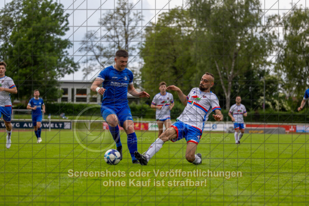 20250601_152353_0143 | #,1.FC Eislingen (blau) vs. AC Catania Kirchheim (weiß), Fußball, Bezirksliga - Bezirk Neckar/Fils, 29. Spieltag, Saison 2024/2025, Rasenplatz, Eichbachstation, Haldenstraße, 73054 Eislingen, 01.06.2025 - 15:00 Uhr,Foto: PhotoPeet-Sportfotografie/Peter Harich