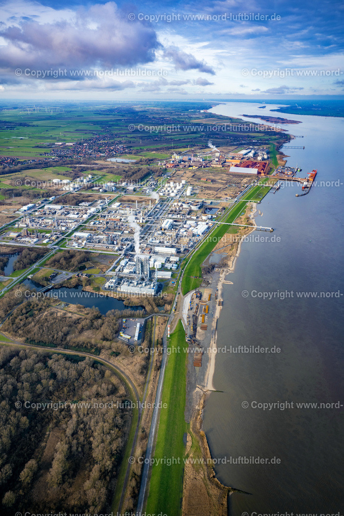 Stade_Bützfleth_LNG_Terminal_Baustelle_ELS_3492040223 | STADE 04.02.2023 Baustellen zum Ausbau der Wasserbrücke mit Leitungssystemen des LNG Erdgas und Flüssiggas- Terminal und Entladekai und AOS Raffinerie- Werksgelände an der Straße Am Seehafen im Ortsteil Bützfleth in Stade im Bundesland Niedersachsen, Deutschland. Weiterführende Informationen bei: AOS Aluminium Oxid Stade GmbH,  Dow Deutschland Anlagengesellschaft mbH,  Hafenbetriebs GmbH & Co. KG,  Hanseatic Energy Hub GmbH. // Construction site of Water bridge with line systems of the LNG natural gas and liquid gas terminal and unloading quay and AOS Raffinerie- Werksgelaende on street Am Seehafen in the district Buetzfleth in Stade in the state Lower Saxony, Germany. Further information at: AOS Aluminium Oxid Stade GmbH,  Dow Deutschland Anlagengesellschaft mbH,  Hafenbetriebs GmbH & Co. KG,  Hanseatic Energy Hub GmbH. Foto: Martin Elsen