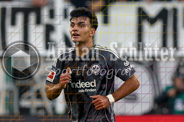 Borussia Mönchengladbach vs Eintracht Frankfurt - Bundesliga  | Mönchengladbach, Deutschland, 27.09.25:   Can Yilmaz Uzun (Eintracht Frankfurt) schaut waehrend des Spiels der Bundesliga zwischen Borussia Mönchengladbach vs Eintracht Frankfurt im Stadion im Borussia Park(Foto von Brauer-Fotoagentur / Adrian Schlueter)