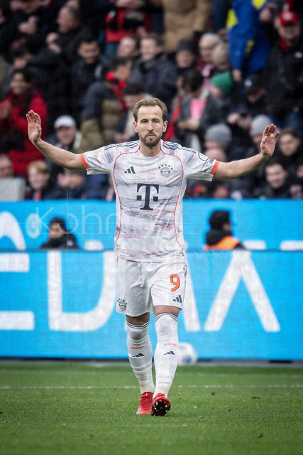 German Bundesliga, Bayer 04 Leverkusen vs. FC Bayern München, 14.03.2026 | LEVERKUSEN, GERMANY - MARCH 14:  Harry Kane (FC Bayern Muenchen, 9) gesticulates during the German Bundesliga match on gameday 26 between Bayer 04 Leverkusen vs. FC Bayern München at BayArena on March 14, 2026 in Leverkusen, Germany. DFL REGULATIONS PROHIBIT ANY USE OF PHOTOGRAPHS AS IMAGE SEQUENCES AND/OR QUASI-VIDEO.