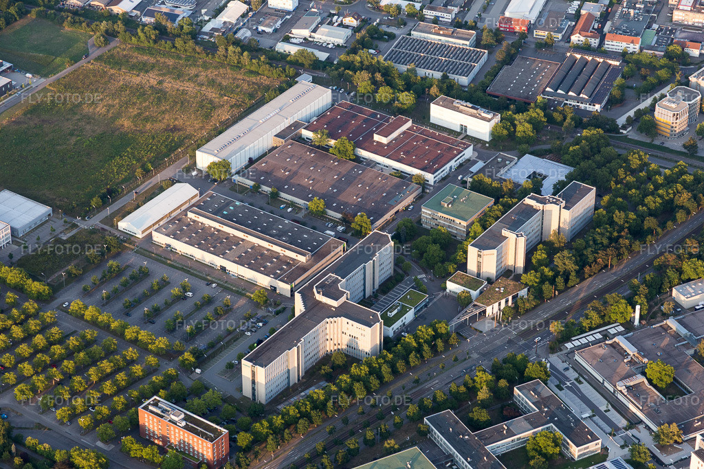 Luftbild: Werksgelände Siemens im Ortsteil Knielingen in Karlsruhe im Bundesland Baden-Württemberg in Deutschland. Foto: IMG_109221.jpg vom 25.07.2018 durch Werner Riehm/FLY-FOTO.de