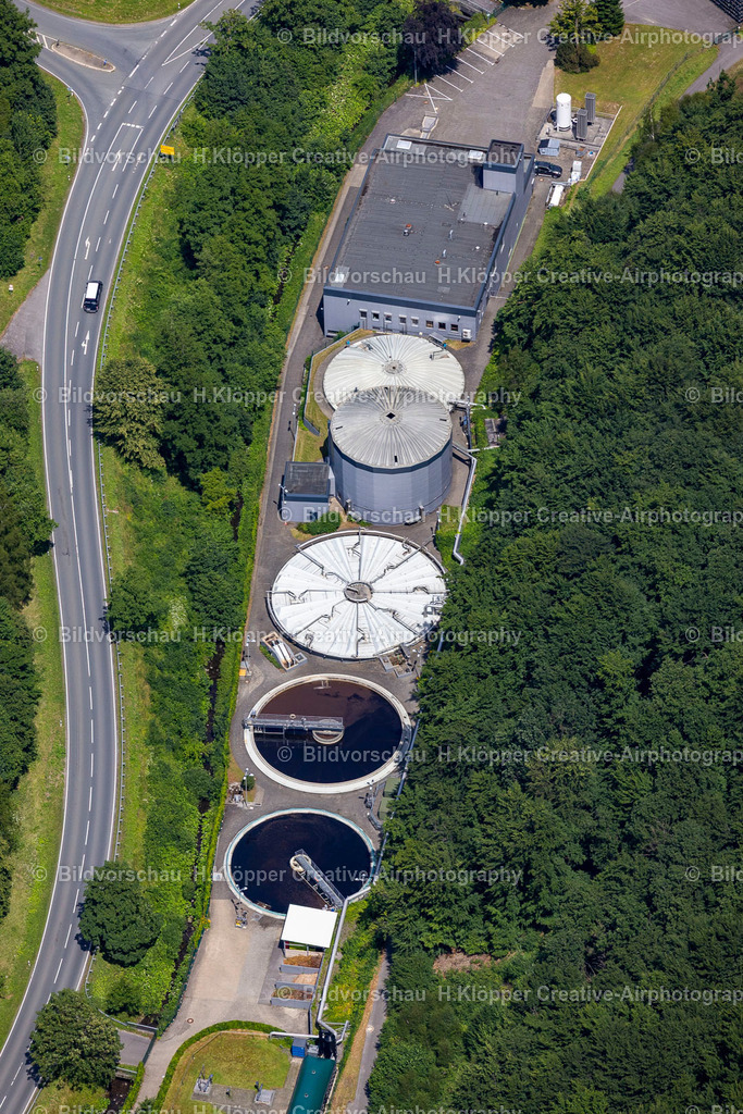 Luftbild Grevenstein-5104 | Klärwerks- Becken und Reinigungsstufen zur Abwasserbehandlung der Brauerei C.& A. VELTINS GmbH & Co.KG.an der Straße In der Herrlichkeit in Meschede - Realisiert mit Pictrs.com