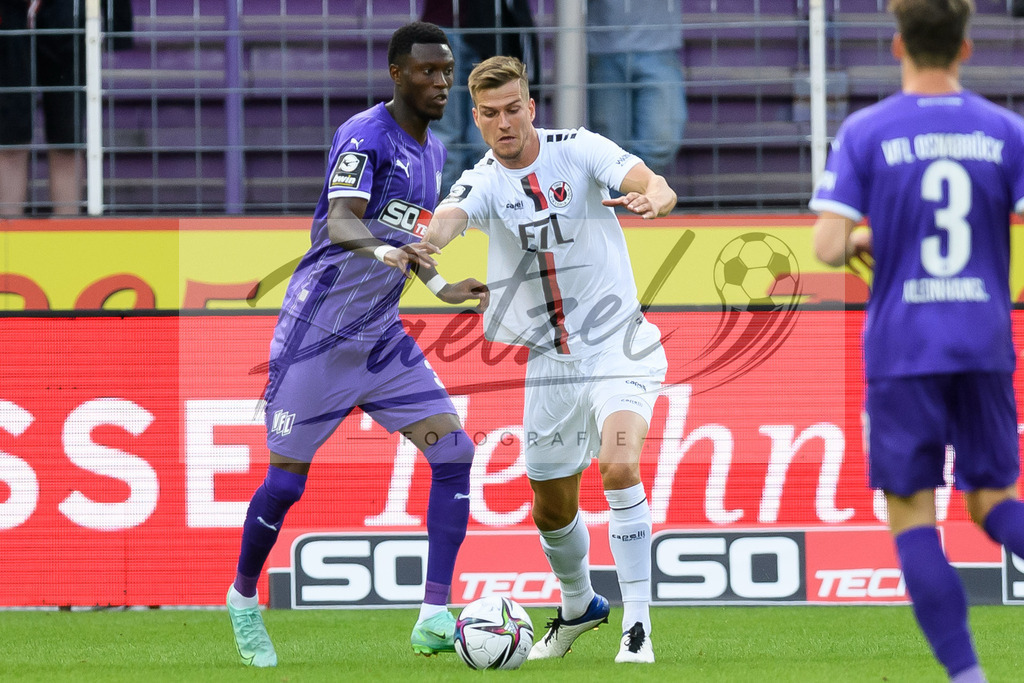 OSNVKO20210906_3 | Fussball, Herren: Aaron Opoku (VfL Osnabrueck) und Moritz Fritz (FC Viktoria Koeln) im Zweikampf beim Spiel der 3. Liga zwischen VfL Osnabrueck und FC Viktoria Koeln im Stadion an der Bremer Bruecke am 06.09.2021 in Osnabrueck, Deutschland.DFB / DFL REGULATIONS PROHIBIT ANY USE OF PHOTOGRAPHS AS IMAGE SEQUENCES AND/OR QUASI-VIDEO. - Realisiert mit Pictrs.com
