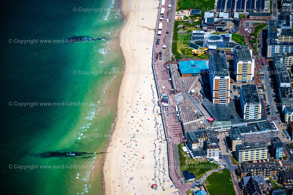 Sylt_Westerland_Strand_ELS_0461210625 | SYLT 13.08.2025 Hochhaus- Gebäude der Hotelanlage und des Congress Centrum am Sandstrand an der Friedrichstraße in Sylt Nordsee - Insel im Bundesland Schleswig-Holstein, Deutschland. Weiterführende Informationen bei: Hotel Roth, Hayo Feikes & Co.,  Insel Sylt Tourismus-Service GmbH. // High-rise building of the hotel complex and the Congress Center on the sandy beach at Friedrichstrasse in Sylt, North Sea island in the federal state of Schleswig-Holstein, Germany. Further information at: Hotel Roth, Hayo Feikes & Co.,  Insel Sylt Tourismus-Service GmbH. Foto: Martin Elsen