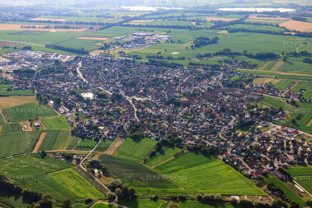 Aerial view: View of the town from the east in Kilstett in the state Bas-Rhin, France. – Photo: IMG_30351.jpg taken on 07/09/2010 by Werner Riehm/FLY-FOTO.com – Resolution of the original: 4752 x 3168 px