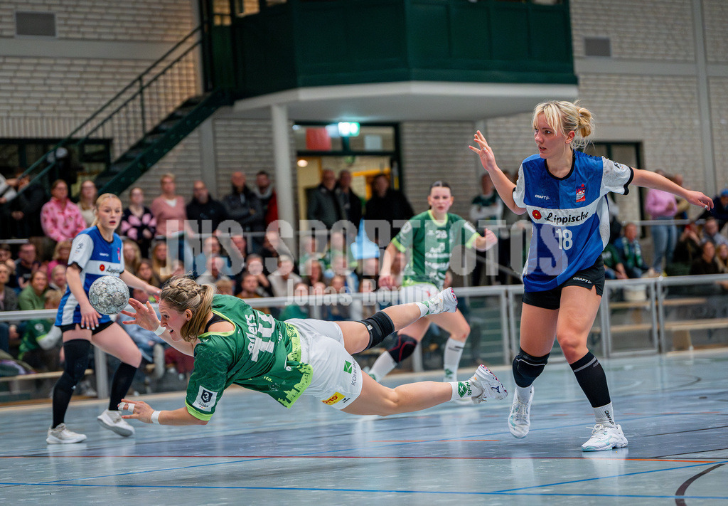 Handball I Frauen I Saison 2025-2026 I 3. Liga Staffel Nord I 10. Spieltag I SC SFN Vechta - HSG Blomberg-Lippe II I 0751 | Voller Körpereinsatz bei Svenja Ruhöfer (10, SC SFN Vechta) - Realisiert mit Pictrs.com