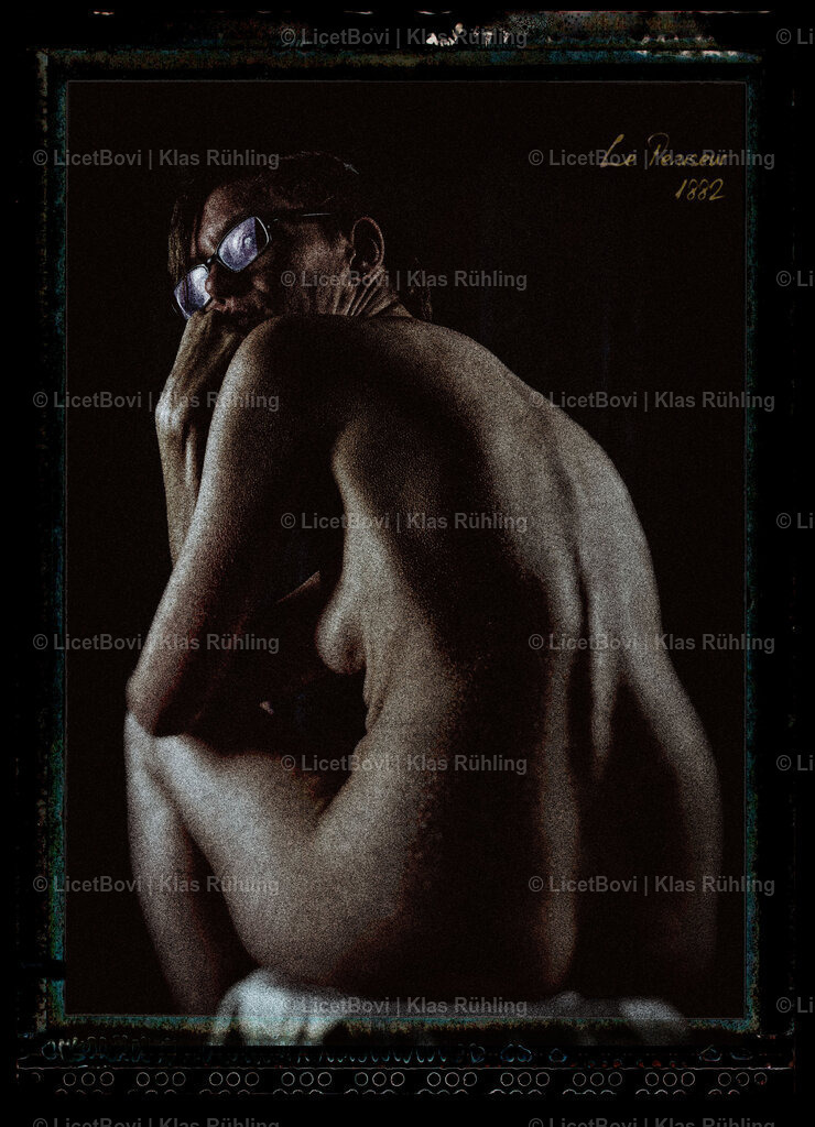 Le Penseur | Edited digital photographFrom the series ‘Museum pieces’, retelling of the "Thinker" by Rodinwith BlodysnoopyRecommended format and material: 13x18, silk - Realisiert mit Pictrs.com