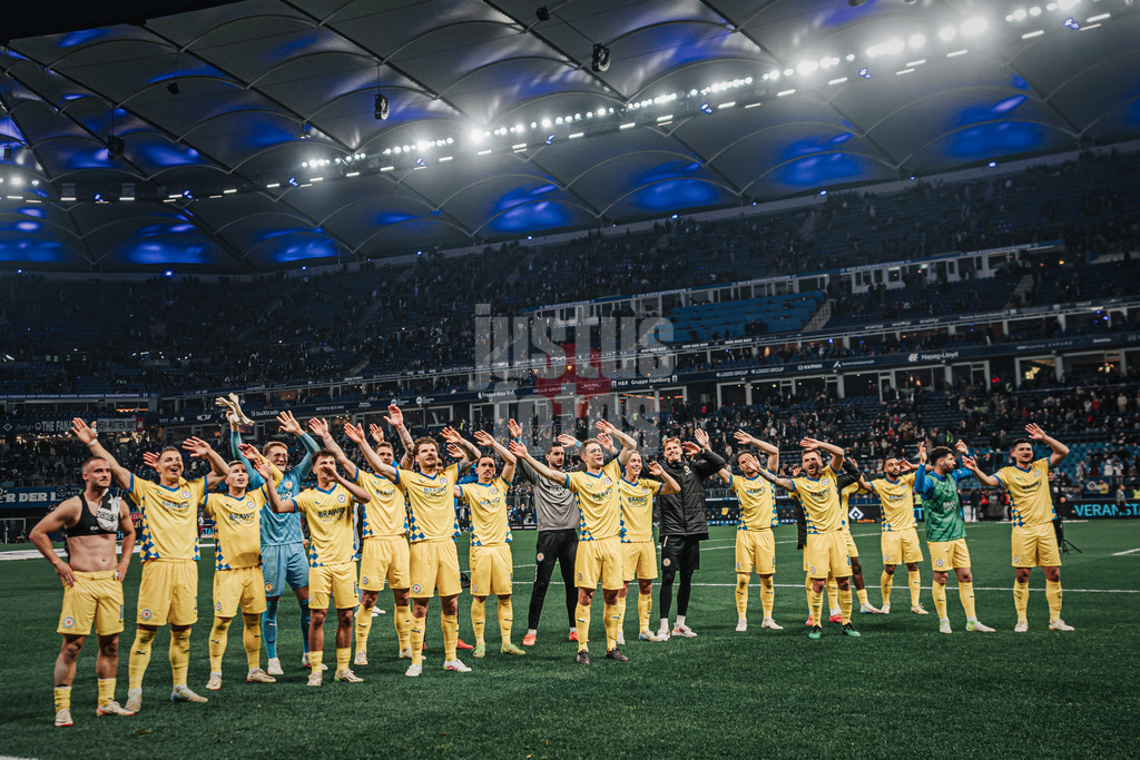 Fußball | Männer | Saison 2024/2025 | 2. Fußball-Bundesliga | 29. Spieltag | Hamburger SV vs. Eintracht Braunschweig | 11.04.2025 | Das Team aus Braunschweig feiert nach dem Sieg