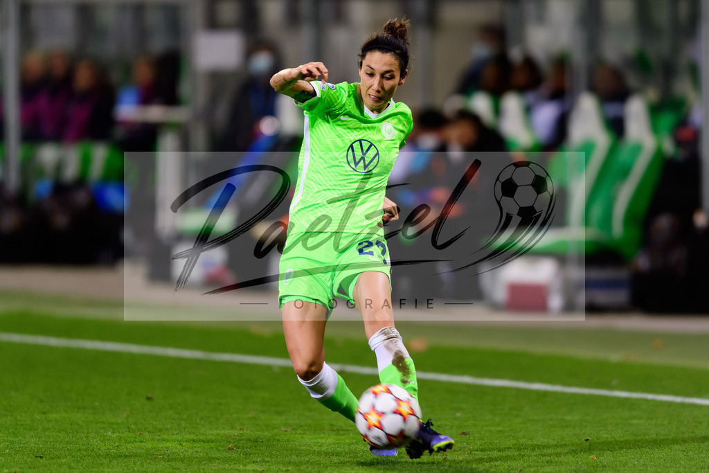 WOBJUV20211118_126 | Fussball, Frauen: Sara Doorsoun (VfL Wolfsburg) in Aktion, am Ball, Einzelaktion bei dem Spiel der UEFA Women´s Champions League zwischen VfL Wolfsburg und Juventus Turin im AOK-Stadion am 18.11.2021 in Wolfsburg, Deutschland. - Realisiert mit Pictrs.com