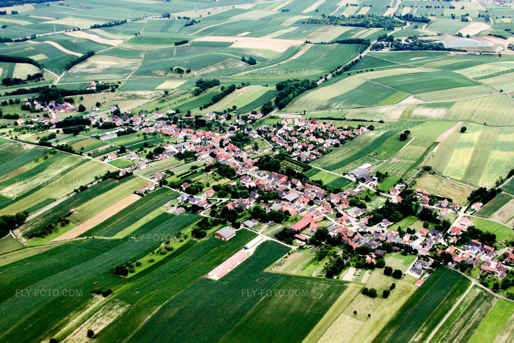 Aerial view: Oberlauterbach in Neewiller-près-Lauterbourg in the state Bas-Rhin, France. – Photo: IMG_19058.jpg taken on 06/20/2009 by Werner Riehm/FLY-FOTO.com – Resolution of the original: 4752 x 3168 px