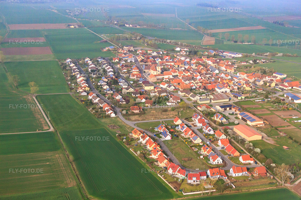 Luftbild: Dorfansicht aus Osten im Ortsteil Merkershausen in Bad Königshofen im Grabfeld im Bundesland Bayern in Deutschland. Foto: IMG_64194.jpg vom 06.04.2014 durch Werner Riehm/FLY-FOTO.de