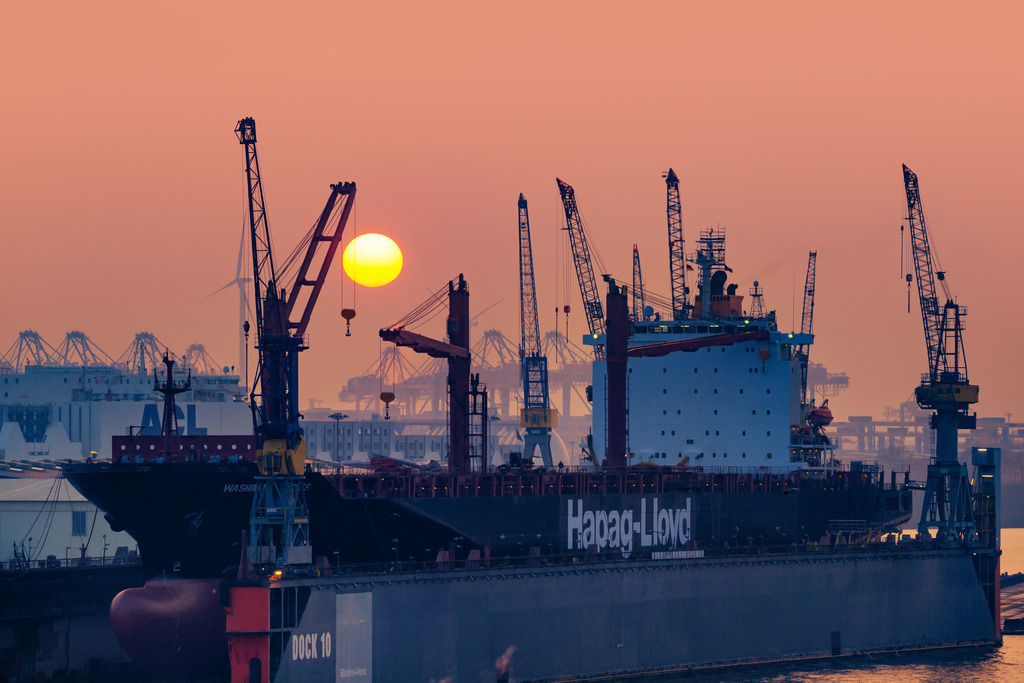 10221008 - Sonnenuntergang am Dock 10 | Spektakulärer Blick auf die untergehende Sonne hinter dem Dock 10 und dem Containerschiff "Washington Express".