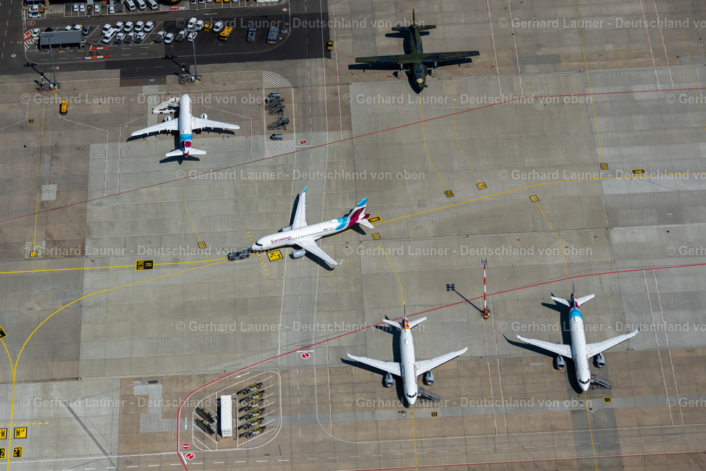 4034442 | FILDERSTADT 22.07.2020 Passagierflugzeuge auf der Parkposition - Abstellfläche auf dem Flughafen in Stuttgart im Bundesland Baden-Württemberg, Deutschland. Weiterführende Informationen bei: Flughafen Stuttgart GmbH. // Passenger airplanes in parking position - parking area at the airport in Stuttgart in the state Baden-Wuerttemberg, Germany. Further information at: Flughafen Stuttgart GmbH. Foto: Gerhard Launer