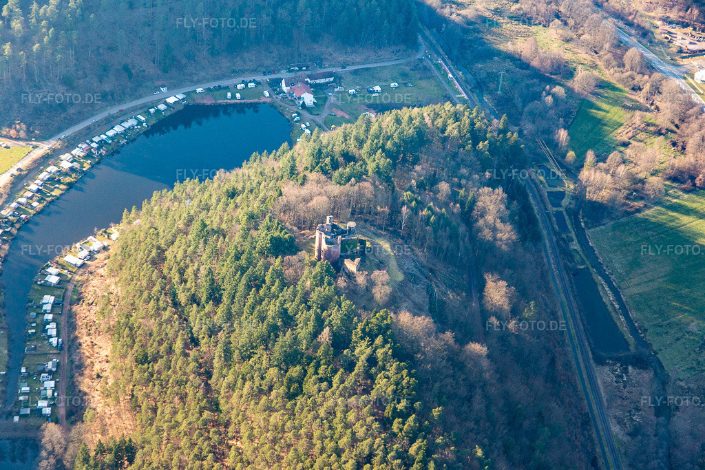 Luftbild: Ruine und Mauerreste der ehemaligen Burganlage und Feste Burgruine Neudahn in Dahn im Bundesland Rheinland-Pfalz in Deutschland. Foto: IMG_086769.jpg vom 26.03.2016 durch Werner Riehm/FLY-FOTO.de