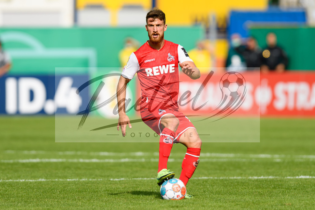 JENKOE20210808_223 | Fussball, Herren: Salih Oezcan (1. FC Koeln) in Aktion, am Ball, Einzelaktion beim Spiel der 1. Runde im DFB-Pokal zwischen FC Carl Zeiss Jena und 1. FC Koeln im Ernst-Abbe-Sportfeld am 08.08.2021 in Jena, Deutschland.DFB / DFL REGULATIONS PROHIBIT ANY USE OF PHOTOGRAPHS AS IMAGE SEQUENCES AND/OR QUASI-VIDEO. - Realisiert mit Pictrs.com