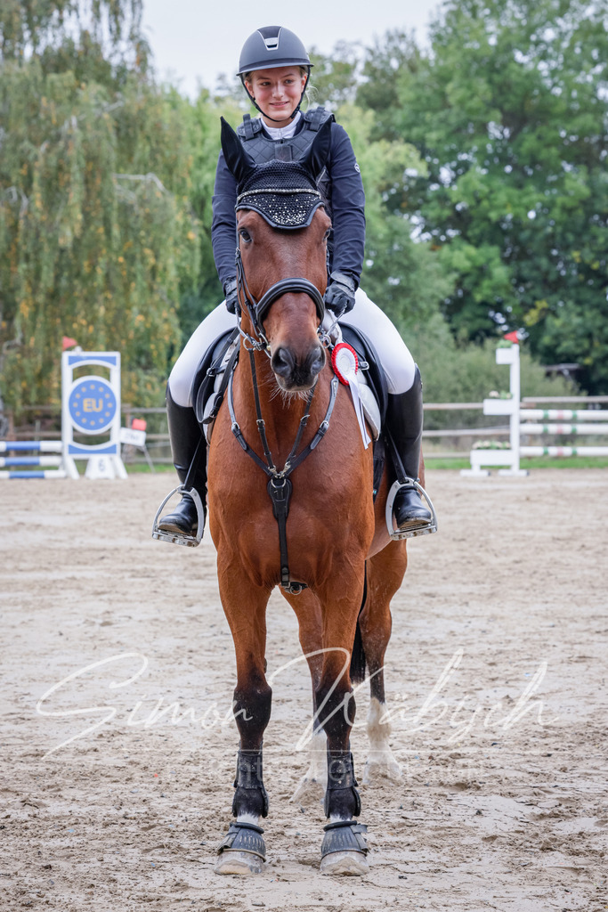 20251012-_3LI3037 | Tierfotografie Pferde, Hunde, Katzen, Haustiere.
Turnierfotografie Reitturniere, Reiten, Springreiten, Dressur in Hanau, dem Main-Kinzig-Kreis und dem Rhein-Main- Gebiet um Frankfurt