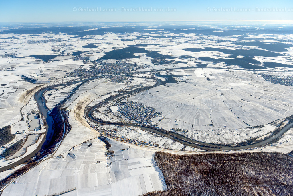 4043355 | NORDHEIM AM MAIN 13.02.2021 Winterlich schneebedeckte Kurvenförmige Mäander - Schleife der Uferbereiche am Main - Flussverlauf in Nordheim am Main im Bundesland Bayern, Deutschland. // Wintry snowy curved loop of the riparian zones on the course of the river Main in Nordheim am Main in the state Bavaria, Germany. Foto: Gerhard Launer
