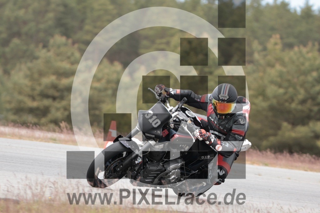 0310-20250508_10418 | Schöne Erinnerungen an spannende Momente - das festzuhalten ist unser Job. PIXELrace.de ist seit 2003 auf den Rennstrecken Europas unterwegs um die Action draußen beim Fahren und die wunderbare Stimmung imm Fahrerlager für euch einzufangen.