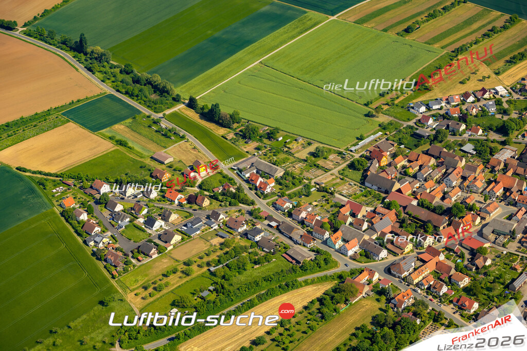 Das Luftbild zeigt Dipbach Untereisenheimer strasse Bergtheim - Die Luftaufnahme wurde 2023 vom UL-Flugzeug aus erstellt ( keine Drohne ) - Hochauflösende Luftaufnahme - Für grossformatige Ausdrucke geeignet. Die Geschenkidee !Mit Lizenz und Bildrechte bestellbar