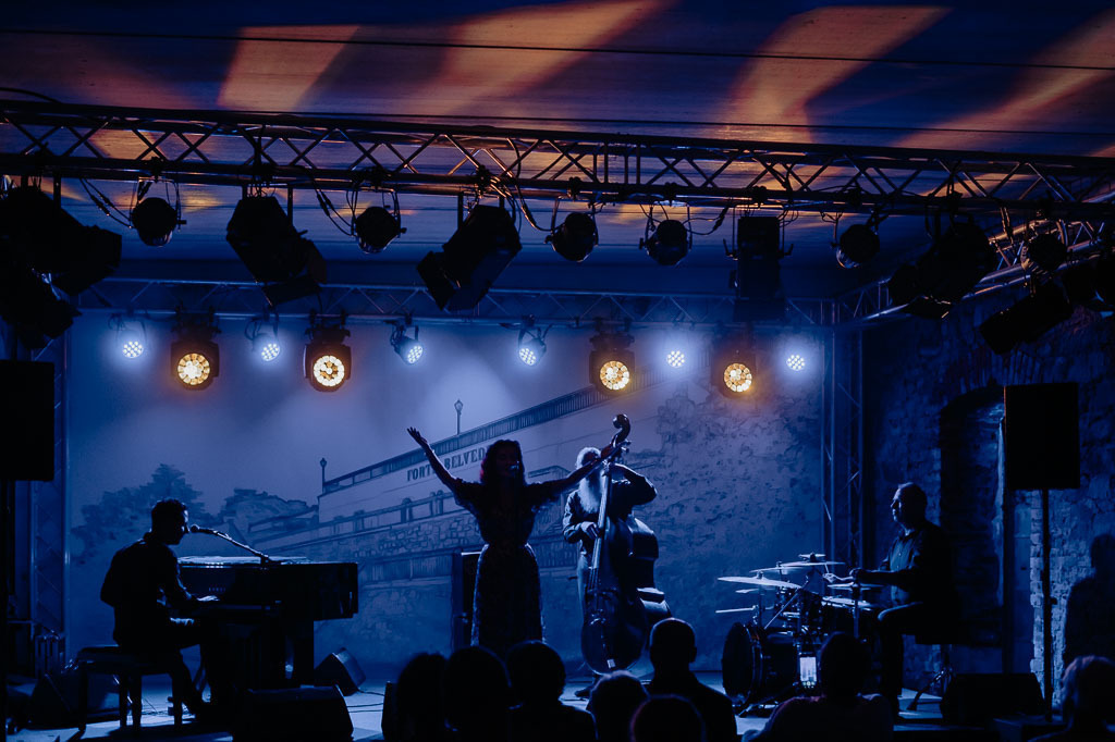 Maria Markesini Konzert | Maria Markesini meets Klazz Brothers im Forte Belvedere Leisnig zum Festival Hallo Leisnig 2022. - Realisiert mit Pictrs.com