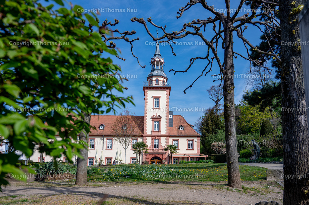 Bensheim-Rodensteiner-Hof-Adselshof-Fotografie-Thomas-Neu | Der Stadtpark in Bensheim mit dem markanten Rodensteiner Hof Das historische Gebäude mit seinem charakteristischen Turm ist ein beliebter Blickfang und wird von alten Bäumen und  Wiesen eingerahmt. Die Aufnahme zeigt die ruhige, frühlingshafte Atmosphäre dieses beliebten ehemaligen Adelshofes der früher Bensheimer Rathaus ist und heute ein Restaurant und Büros beherbergt. .,Bild: THomas Neu