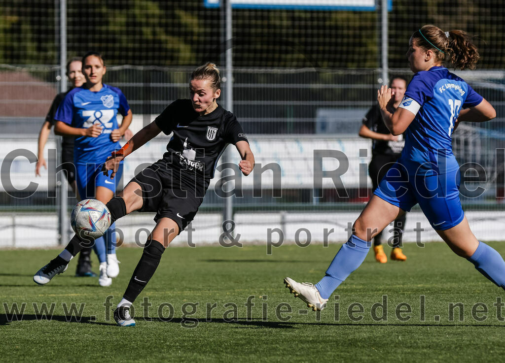 2023-10-21_026_FC_Langengeisling_gegen_TSV_Eching | Erding, Deutschland, 21.10.2023:
Fußball, Bezirksoberliga 2023 / 2024, 8. Spieltag, FC Langengeisling gegen TSV Eching, Endergebnis: 0:0

Gentiana Hoxha (TSV Eching, #20), Carina Sedlmeier (FC Langengeisling, #19)

Foto: Christian Riedel / fotografie-riedel.net