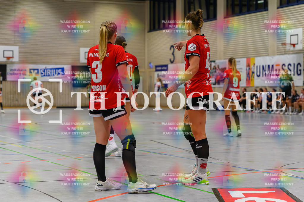 DEU, HSG Freiburg - TG Nuertingen, Handball, 2. Handball-Bundesliga, Saison 2023/2024, 04. Spieltag, Saison 2023/2024, 07.10.2023 | Hannah Person (HSG Freiburg, #03) und Jessica Peter (HSG Freiburg, #48) sprechen miteinander.

DEU, HSG Freiburg - TG Nuertingen, Handball, 2. Handball-Bundesliga, Saison 2023/2024, 04. Spieltag, Saison 2023/2024, 07.10.2023

Foto: Eibner-Pressefoto/Thomas Hess