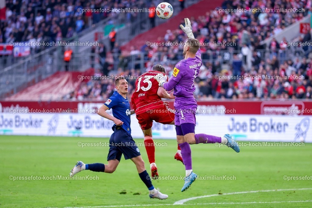 F9510042601063 | 10.04.2026, Fußball, Fortuna Düsseldorf - Holstein Kiel, 2. Fußball Bundesliga, Herren, Merkur Spiel-Arena, 29. Spieltag, Saison 2025 2026: Torhüter Timon Weiner&nbsp; (Holstein Kiel #01) verteidigt im Strafraum gegen Cedric Itten&nbsp;(Fortuna Düsseldorf #13) Strafraumaktion  DFB regulations prohibit any use of photographs as image sequences and or quasi-video.