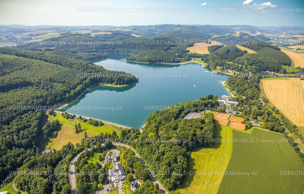 Meschede250807442 | Luftbild, Welcome Hotel Meschede/Hennesee am Hennesee mit Hennesee Staudamm, Waldgebiet, einsames Segelboot auf dem See, Berghausen, Meschede, Sauerland, Nordrhein-Westfalen, Deutschland
