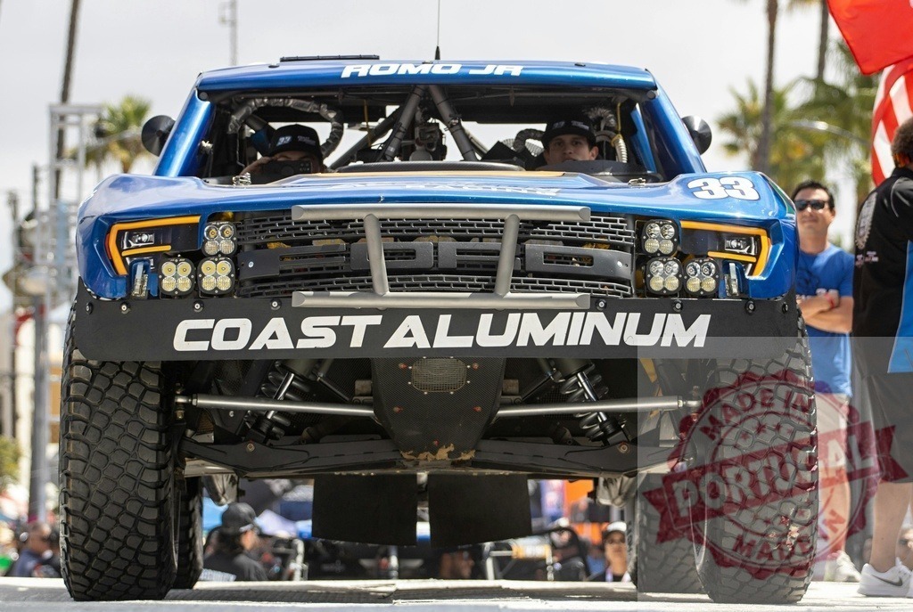 Blue Ford Raptor off road racing truck competition | Blue Ford Raptor trophy truck moving slowly during an off-road race event - Realisiert mit Pictrs.com