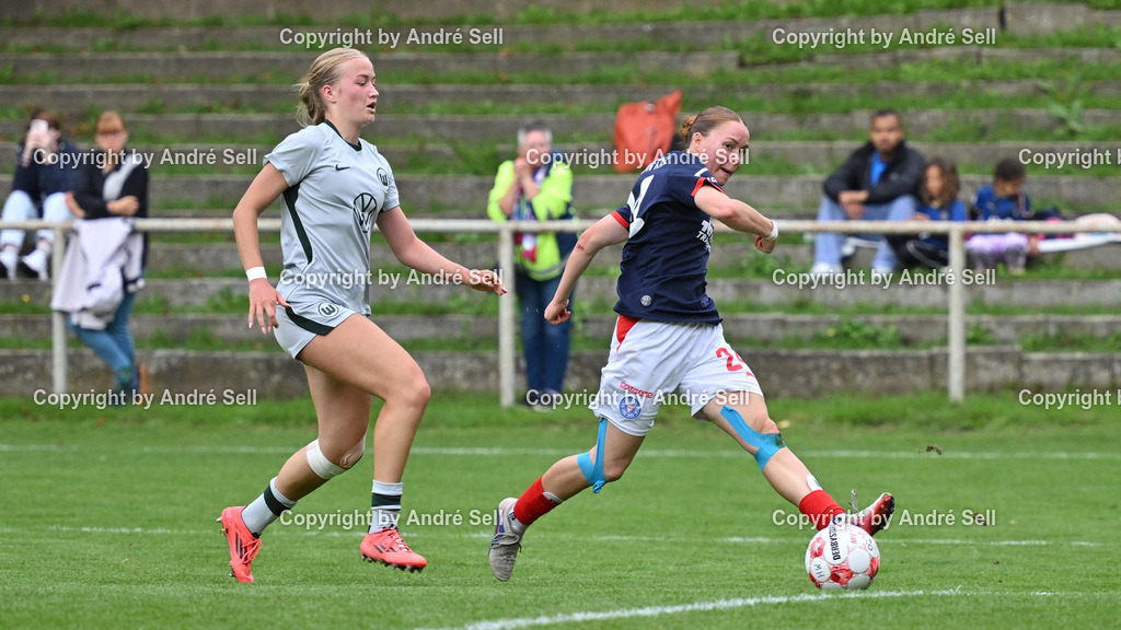 Holstein Kiel vs VfL Wolfsburg II | Kira Hasse (Holstein #24 trifft den rechten Pfosten) vs Jasmin Zimmermann (Wolfsburg #15) &amp; Ylvi Eisenbeiß (Wolfsburg #1) / Fußball-Regionalliga Nord Frauen 2026/2027 / Holstein Kiel vs VfL Wolfsburg II / Waldwiese / Kiel / 13.09.26 - Realisiert mit Pictrs.com