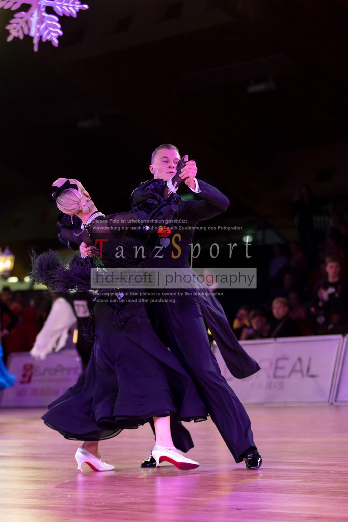 20241215_WDSF_Int_Open_Std-Riga-9086 | Tanzsportbilder, Standardtanz, Lateintanz, WDSF, DTV, LTVB, dancecomp, goc, hessen tanzt, blaues band der spree, walzer, tango, wiener walzer, slowfox, quickstepp, samba, rumba, cha-cha-cha, paso doble. jive, hd-kroft photography, turniertanzsport