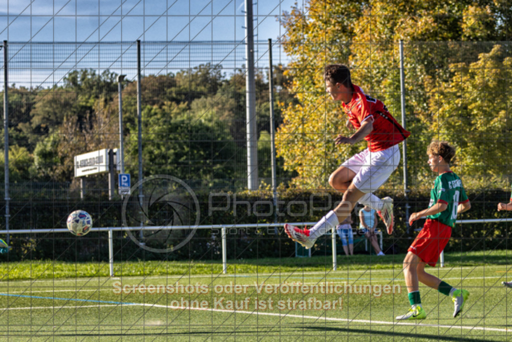 20250920_165617_0649-Bearbeitet | #,1.Göppinger SV (rot) vs. FC Esslingen II (grün), Fussball, C-Junioren Leistungsstaffel Mitte - wfv 2025/2026, Kunstrasenplatz Nord, Hohenstaufenstr. 116, 73033 Göppingen, 20.09.2025 - 15:30 Uhr,Foto: PhotoPeet-Sportfotografie/Peter Harich