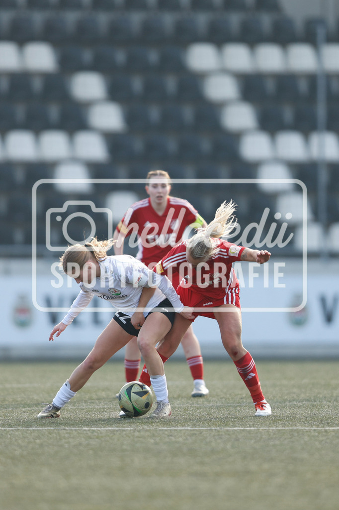 Fußball I Frauen I Saison 2025-2026 I Testspiel I FSV Gütersloh - SpVg Aurich-96 | Anna Stockmann (22, FSV Gütersloh) Aylin Rewohl (27, SpVg Aurich) - Realisiert mit Pictrs.com