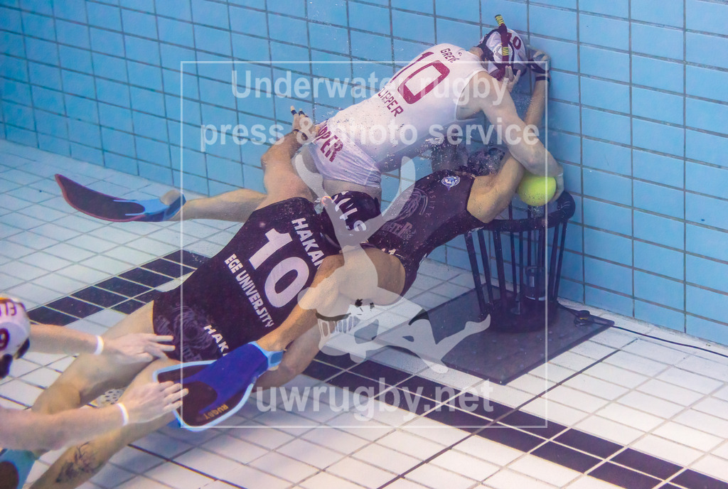 GER, Ege Üniversitesi(Türkei) vs. Flipper (Dänemark), Herren, Unterwasser-Rugby, Champions Cup 2024,  24.11.2024 | Lars Vikström Greve (Flipper, #10) beim Erzielen eines Tors gegen den türkischen Meister. Der Torwart Ertug Unlu (Ege, #11) kann das Tor nicht mehr ganz verschließen und Harkan Togar (Ege, #10) kommt zu spät. - Realisiert mit Pictrs.com