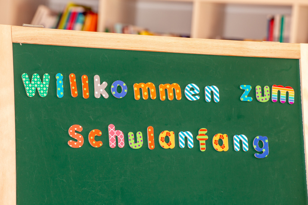 Schulstart: Willkommen zum Schulanfang | Schultafel mit der Aufschrift Willkommen zum Schulanfang - Realisiert mit Pictrs.com